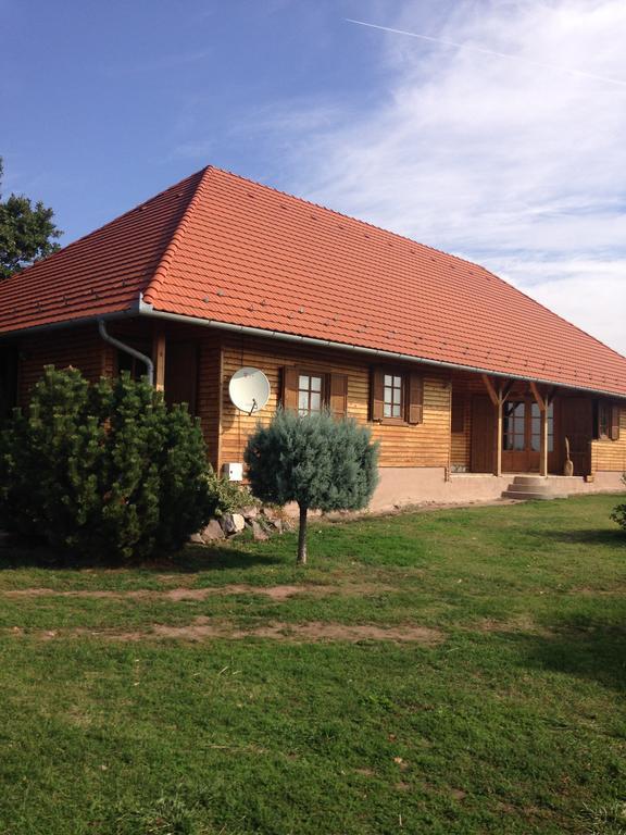 Ferienwohnung Mezesfeszer Apartman Cserkút Exterior foto
