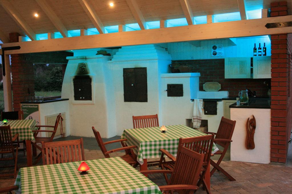 Ferienwohnung Mezesfeszer Apartman Cserkút Exterior foto